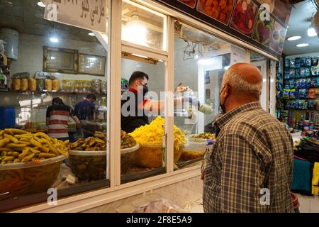 Duhok, Irak. April 2021. Ein irakischer Kurdischer Mann verkauft Tarshi am ersten Tag des heiligen muslimischen Monats Ramadan. (Foto von Ismael Adnan/SOPA Images/Sipa USA) Quelle: SIPA USA/Alamy Live News Stockfoto