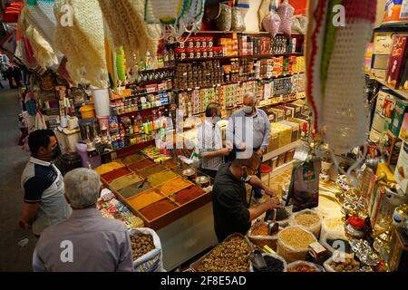 Duhok, Irak. April 2021. Am ersten Tag des heiligen muslimischen Monats Ramadan verkauft ein irakisch-kurdischer Mann Gewürze. (Foto von Ismael Adnan/SOPA Images/Sipa USA) Quelle: SIPA USA/Alamy Live News Stockfoto