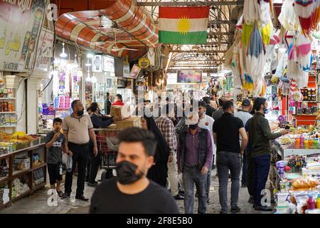 Duhok, Irak. April 2021. Ein allgemeiner Blick auf den Markt drängte sich am ersten Tag des heiligen Monats Ramadan mit Menschen. (Foto von Ismael Adnan/SOPA Images/Sipa USA) Quelle: SIPA USA/Alamy Live News Stockfoto