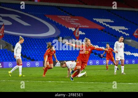 Cardiff, Wales. 13. April 2021. Jess Fishlock of Wales Women feiert das Ausgleichstreffer ihrer Seite beim Freundschaftsspiel der Women's International zwischen Wales und Dänemark am 13. April 2021 im Cardiff City Stadium in Cardiff, Wales, Großbritannien. Quelle: Duncan Thomas/Majestic Media/Alamy Live News. Stockfoto