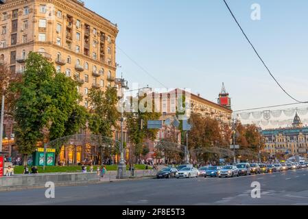 KIEW, UKRAINE, 29. AUGUST 2019: Blick auf den Khreschatyk Boulevard bei Sonnenuntergang in Kiew, Ukraine Stockfoto