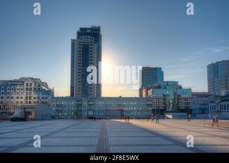 KIEW, UKRAINE, 29. AUGUST 2019: Blick auf den Troitska-Platz in Kiew, Ukraine Stockfoto