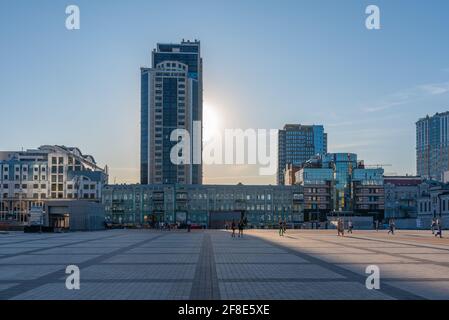 KIEW, UKRAINE, 29. AUGUST 2019: Blick auf den Troitska-Platz in Kiew, Ukraine Stockfoto