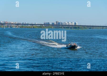 KIEW, UKRAINE, 29. AUGUST 2019: Schnellboot am Fluss Dnjepr in der Ukraine Stockfoto