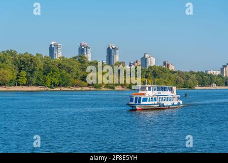 KIEW, UKRAINE, 29. AUGUST 2019: Touristenboot auf dem Fluss Dnjepr in Kiew, Ukraine Stockfoto