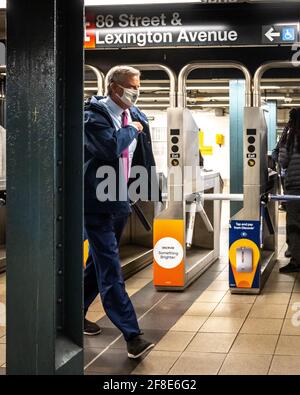 New York, USA. April 2021. Der Bürgermeister von New York City, Bill de Blasio, fährt mit der U-Bahn auf seinen Weg, um gemeinsam mit den Outreach-Mitarbeitern eine Veranstaltung zu organisieren, bei der Gesichtsmasken verteilt und COVID-19-Impftermine in einer spanischen Harlem-Straße eingerichtet werden. Kredit: Enrique Shore/Alamy Live Nachrichten Stockfoto