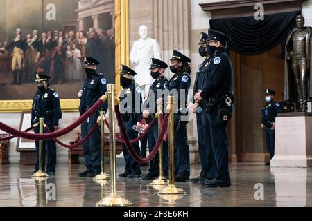 Washington, Vereinigte Staaten Von Amerika. April 2021. Polizeibeamte des US-Kapitols zollen dem verstorbenen Offizier William 'Billy' Evans während eines Gedenkgottesdienstes ihren Respekt, während Officer Evans am 13. April 2020 in der Rotunde des US-Kapitols in Washington, DC in Washington, DC, zu Ehren liegt.Quelle: Anna Moneymaker/Pool via CNP – weltweite Nutzung Kredit: dpa/Alamy Live News Stockfoto