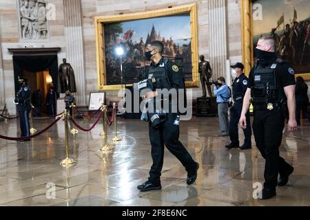 Washington, Vereinigte Staaten Von Amerika. April 2021. US Capitol Police Officers zollen dem verstorbenen Offizier William 'Billy' Evans während eines Gedenkgottesdienstes ihren Respekt, als Officer Evans am 13. April 2020 in der Rotunde des US Capitol in Washington, DC, zu Ehren liegt.Quelle: Anna Moneymaker/Pool via CNP dpa/Alamy Live News Stockfoto