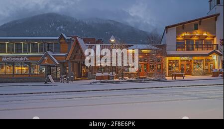 Banff, Alberta, Kanada – 10. April 2021: Außenansicht der Geschäfte der Banff Avenue am frühen Morgen Stockfoto