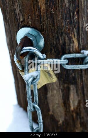 Alte Tor mit Vorhängeschloss Stockfoto