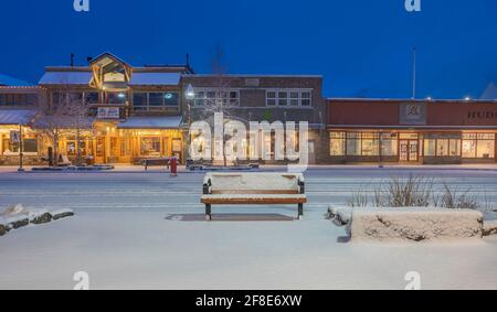 Banff, Alberta, Kanada – 10. April 2021: Außenansicht der Geschäfte der Banff Avenue am frühen Morgen Stockfoto