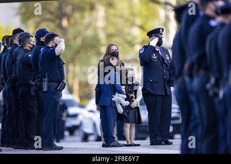 Washington, Usa. April 2021. Die Kinder des verstorbenen US-Polizeibeamten William 'Billy' Evans, Logan und Abigail werden von ihrer Mutter Shannon Terranova getröstet, als die Schatulle des US-Polizeibeamten William Evans am Dienstag, dem 13 2021.der Angriff auf das US-Kapitol am 2. April forderte das Leben des Offiziers William 'Billy' Evan und verletzte einen anderen Offizier während eines Angriffs am Nordtor. Foto von Tasos Katopodis/UPI Credit: UPI/Alamy Live News Stockfoto