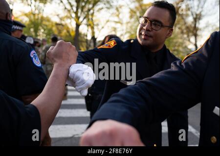 Washington, USA. April 2021. Beamte der Polizeibehörde des Suffolk County (NY) begrüßen Mitglieder der US-Polizei nach der Abschiedschaftszeremonie für die Schatulle von Officer William Evans, nachdem er am Dienstag, dem 13. April 2021, in der Rotunde des Capitols im US-Kapitol in Washington, DC, zu Ehren lag. Officer Evans wurde am 2. April getötet und ein weiterer Offizier verletzt, als ein Mann einen Sicherheitskontrollpunkt vor dem Kapitol rammte und den Komplex in die Sperre schickte. (Graeme Sloan/Sipa USA) Quelle: SIPA USA/Alamy Live News Stockfoto