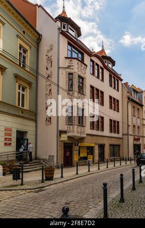 Walbrzych, Polen - Juni 15 2020: Ikonen an der Fassade eines alten Mietshauses Stockfoto