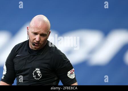 West Bromwich, Großbritannien. April 2021. Schiedsrichter Simon Hooper schaut zu. Premier League, West Bromwich Albion gegen Southampton im Hawthorns in West Bromwich, Midlands am Montag, 12. April 2021. Dieses Bild darf nur für redaktionelle Zwecke verwendet werden. Nur zur redaktionellen Verwendung, Lizenz für kommerzielle Nutzung erforderlich. Keine Verwendung in Wetten, Spiele oder einem einzigen Club / Liga / Spieler Publikationen. PIC von Andrew Orchard / Andrew Orchard Sport Fotografie / Alamy Live News Kredit: Andrew Orchard Sport Fotografie / Alamy Live News Stockfoto