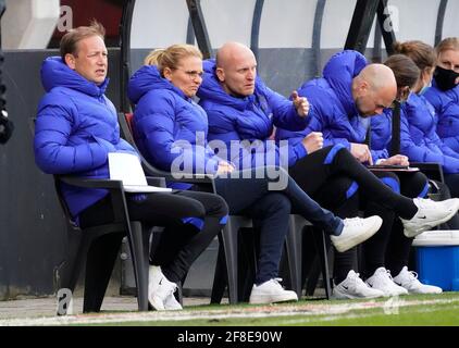 Niederlande 13. April 2021, Sarina Wiegman Trainer und Assitent Bondscoach Arvid Smit und Assistent Bondscoach Arjen Veurink beim Freundschaftsspiel zwischen den Niederlanden und Australien am 13. April 2021 im Goffert-Stadion in Nijmegen, Niederlande Foto von SCS/Soenar Chamid/AFLO (HOLLAND OUT) Stockfoto