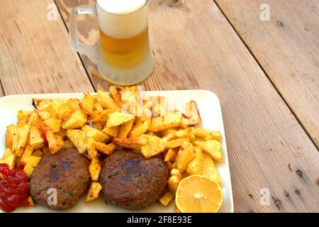 Burger, mit frisch handgemachten Kartoffeln und Ketchup Stockfoto