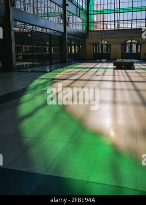 Breslau, Polen - 17 2020. Juni: Grünes Sonnenlicht auf dem Boden des Hauptbahnhofs Stockfoto