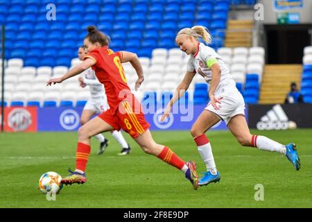 Cardiff, Wales. 13. April 2021. Angharad James of Wales Frauen unter Druck von Pernille Harder of Denmark Frauen beim Freundschaftsspiel der Women's International zwischen Wales und Dänemark im Cardiff City Stadium in Cardiff, Wales, Großbritannien am 13. April 2021. Quelle: Duncan Thomas/Majestic Media/Alamy Live News. Stockfoto