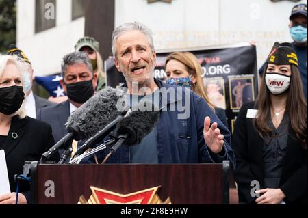 Jon Stewart spricht auf einer Pressekonferenz über die Einführung des Präsumtive Benefits for war Fighters Exposed to Burn Pits and Other Toxins Act im Kongress. Stockfoto