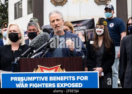 Jon Stewart spricht auf einer Pressekonferenz über die Einführung des Präsumtive Benefits for war Fighters Exposed to Burn Pits and Other Toxins Act im Kongress. Stockfoto