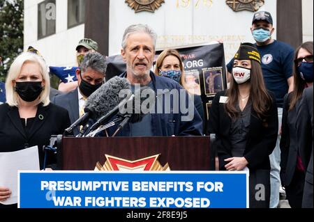 Jon Stewart spricht auf einer Pressekonferenz über die Einführung des Präsumtive Benefits for war Fighters Exposed to Burn Pits and Other Toxins Act im Kongress. Stockfoto