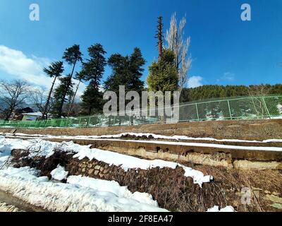 Schneebedeckte Gipfel, klarer blauer Himmel, karge Berge mit gewundenen Flüssen – Kashmir ist malerisch. Landschaftliche Schönheit. Stockfoto