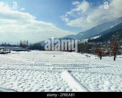 Schneebedeckte Gipfel, klarer blauer Himmel, karge Berge mit gewundenen Flüssen – Kashmir ist malerisch. Landschaftliche Schönheit. Stockfoto