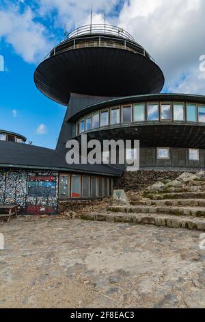 Riesengebirge, Polen - Juni 23 2020: Hochgebirgssternwarte auf dem Gipfel des Snezka-Gebirges Stockfoto