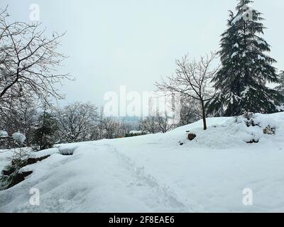 Schneebedeckte Gipfel, klarer blauer Himmel, karge Berge mit gewundenen Flüssen – Kashmir ist malerisch. Landschaftliche Schönheit. Stockfoto