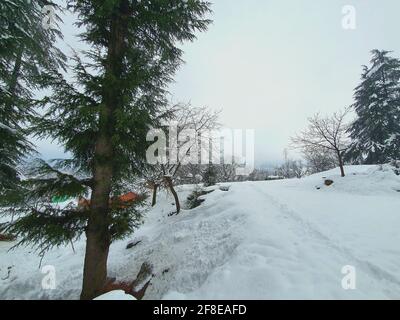 Schneebedeckte Gipfel, klarer blauer Himmel, karge Berge mit gewundenen Flüssen – Kashmir ist malerisch. Landschaftliche Schönheit. Stockfoto