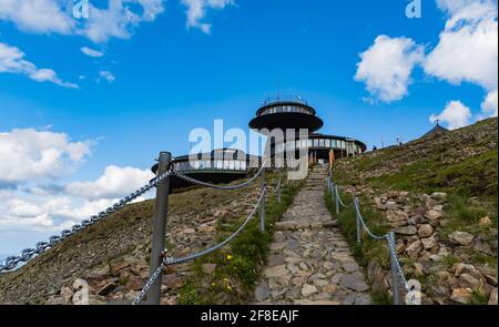 Riesengebirge, Polen - Juni 23 2020: Langer Bergweg zum Gipfel des Sniezka, dem höchsten Punkt des Riesengebirges Stockfoto