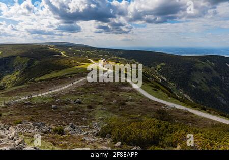 Riesengebirge, Polen - Juni 23 2020: Lange Bergwege und Wegkreuzung zum Dom Slaski Berghaus Stockfoto