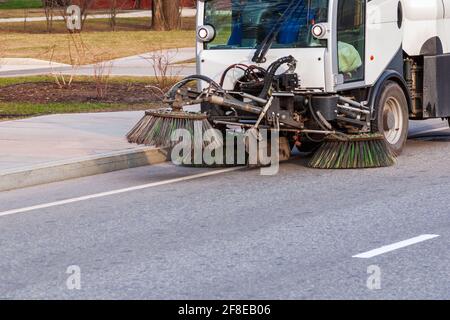 Kehrmaschine, die an einem Frühlingstag arbeitet Stockfoto