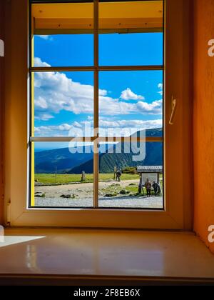 Riesengebirge, Polen - Juni 23 2020: Fensteransicht vom Zimmer des Bergheims Dom Slaski Stockfoto