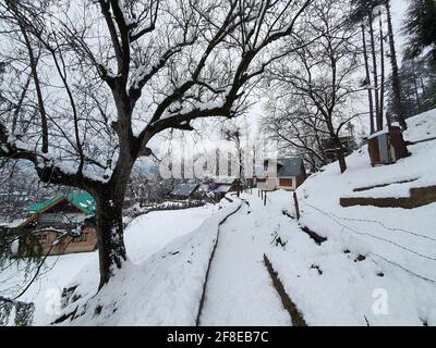 Schneebedeckte Gipfel, klarer blauer Himmel, karge Berge mit gewundenen Flüssen – Kashmir ist malerisch. Landschaftliche Schönheit. Stockfoto