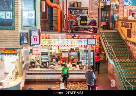 Chicago, Illinois - 13. März 2021: Portillo's Restaurant befindet sich im Zentrum von Chicago während der COVID-19 Pandemie. Stockfoto