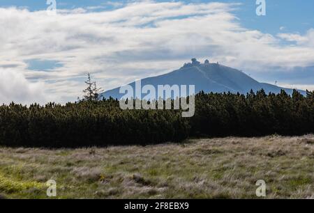 Riesengebirge, Polen - Juni 24 2020: Sniezka-Berg mit wenigen Gebäuden auf Büschen und Bäumen Stockfoto