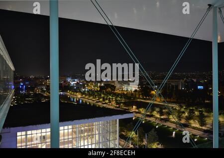 Αthens, Griechenland, Stavros Niarchos Foundation Cultural Center: Blick von der Spitze des Gebäudes der Griechischen Nationaloper. Syngou Avenue auf der rechten Seite Stockfoto