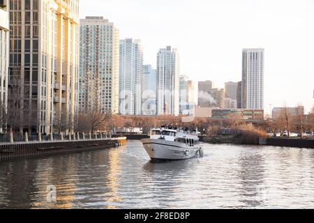 Chicago, Illinois - 13. März 2021: Skyline von Downtown Chicago und dem Chicago River. Stockfoto