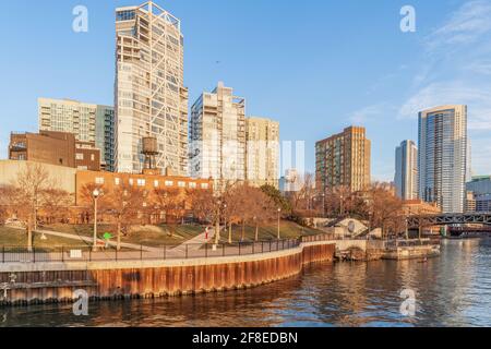 Luxuriöse Wohngebäude am Wasser in der Innenstadt von Chicago während der COVID-19 Pandemie. Stockfoto