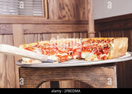 Ein weltberühmter Chicago Deep Dish Pizza Pie. Stockfoto