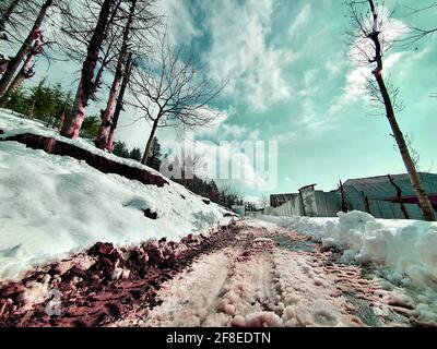 Schneebedeckte Gipfel, klarer blauer Himmel, karge Berge mit gewundenen Flüssen – Kashmir ist malerisch. Landschaftliche Schönheit. Stockfoto
