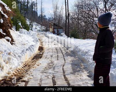 Schneebedeckte Gipfel, klarer blauer Himmel, karge Berge mit gewundenen Flüssen – Kashmir ist malerisch. Landschaftliche Schönheit. Stockfoto