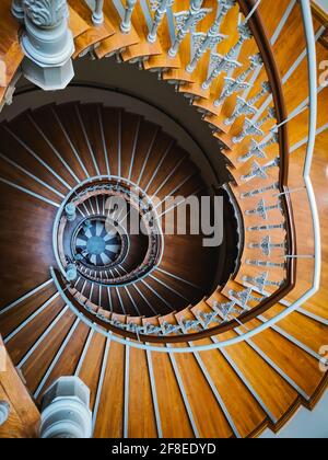 Breslau, Polen - Juni 25 2020: Blick von oben nach unten Alte Wendeltreppe mit Ornamenten im Mietshaus Stockfoto