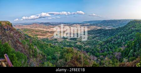 Hier konnte man tatsächlich das ‘Amphitheater’ der Ciletuhbucht sehen, auch wenn es ziemlich weit zu sehen ist, vor allem wenn Nebel oder Rauch den Film überzogen haben Stockfoto