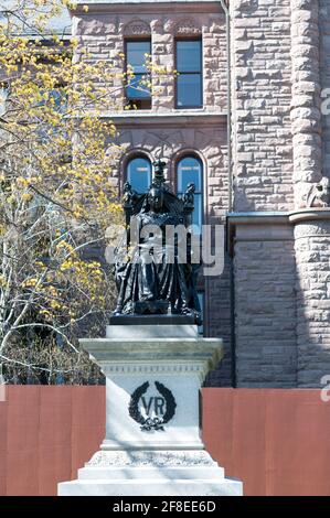 Sitzende Statue von Victoria, Königin des Vereinigten Königreichs und Dominions, außerhalb der Provinzgesetzgebung von Ontario, Kanada Stockfoto