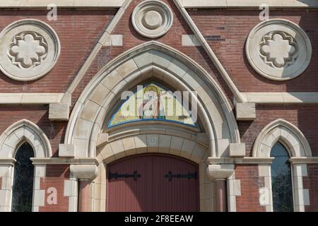 Enge Nahaufnahme des Eingangsportals der römisch-katholischen Kirche St. Helen (Dundas Street West, Toronto) mit einem Mosaik des heiligen Stockfoto