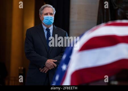 Washington, DC. April 2021. USA - 13. APRIL: US-Senator John Hoeven (Republikaner von North Dakota), würdigt den US-Kapitolbeamten William „Billy“ Evans, da seine Überreste am Dienstag, den 13. April 2021, in der Capitol Rotunde in Washington, DC, zu Ehren liegen. Evans wurde getötet, als ein Fahrer am 2. April 2021 die nördliche Barrikade des Kapitols rammte.Quelle: Tom Williams/Pool via CNP Quelle: dpa/Alamy Live News Stockfoto