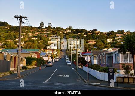 Die Baldwin Street in Dunedin, Neuseeland, ist laut den Guinness-Weltrekorden die steilste Wohnstraße der Welt. Es befindet sich in der resi Stockfoto